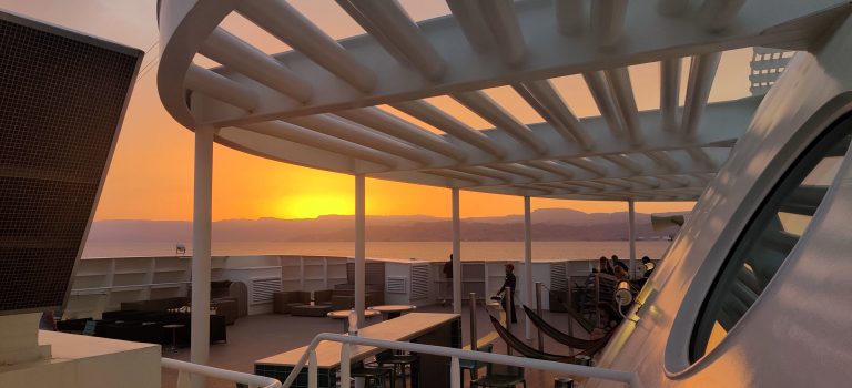 Sonnenuntergang auf dem Crew Deck
